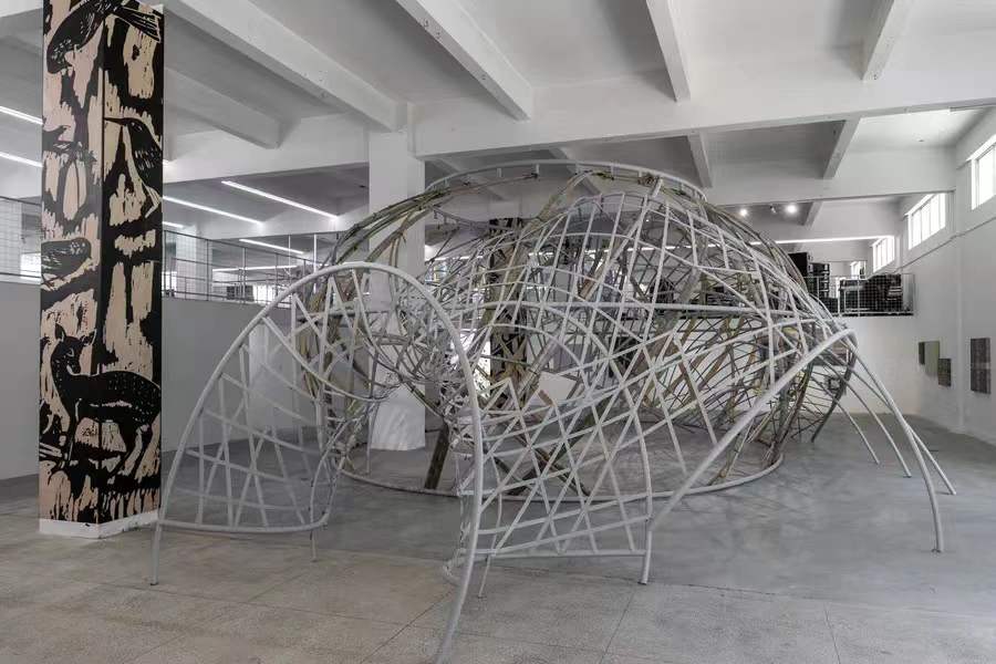 梁绍基《海市蜃楼》，装置（螺纹钢、竹、渔网残片），2022