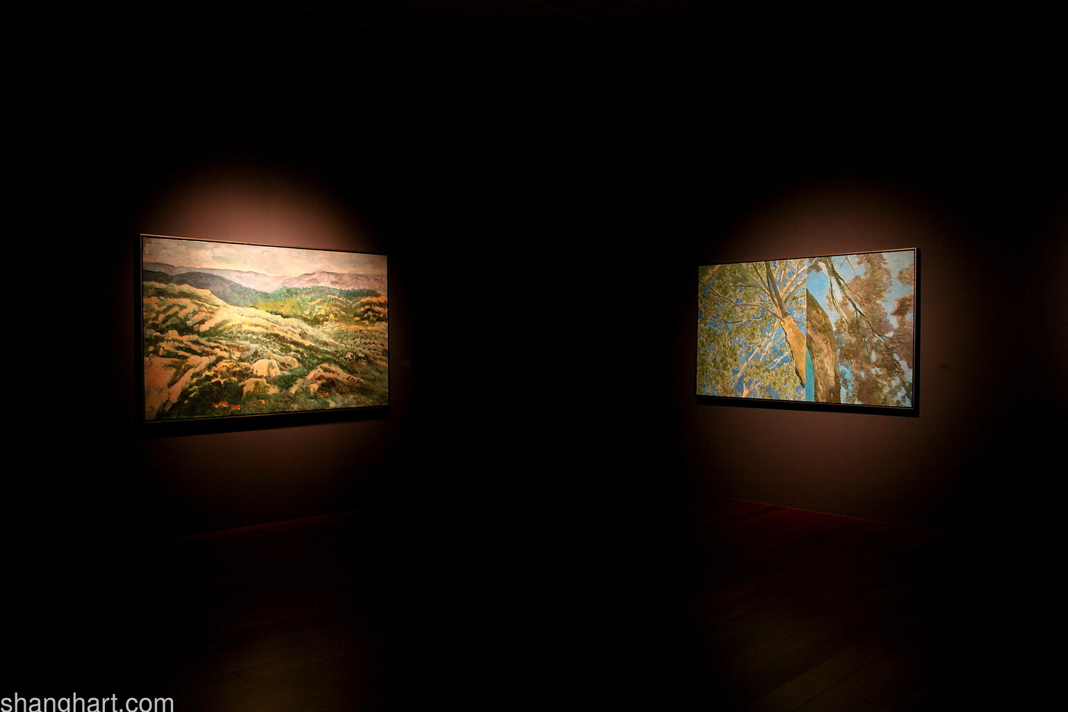 左：《沂蒙山1》 布上丙烯, （2002）;  右：《沂蒙山》 布上油画, （2005）