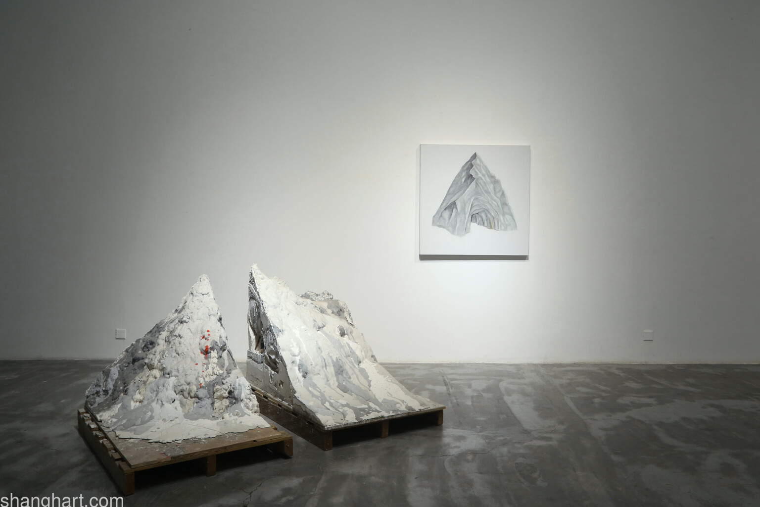 展览现场 | 石青   左：劳动创造山的剩余价值   右：自然向往抽象