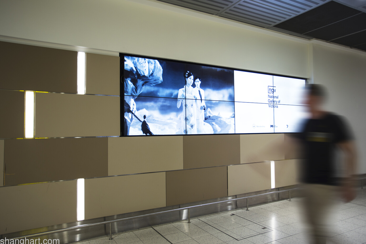 ACMI_杨福东电影中的风景 展览宣传-墨尔本国际机场_拍摄者 Mark Gambino