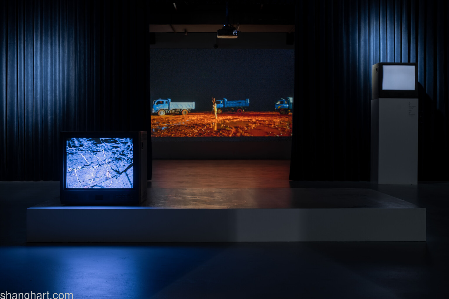 Chen Xiaoyun_ Bi_ Installation view, image courtesy OCAT Shanghai