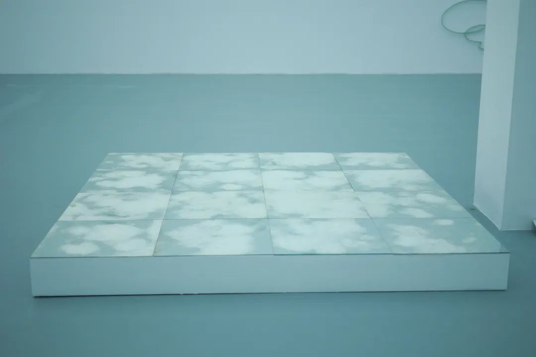 梁绍基，星转人移/自然系列 No.106，2007，蚕丝、镜子，240×240cm