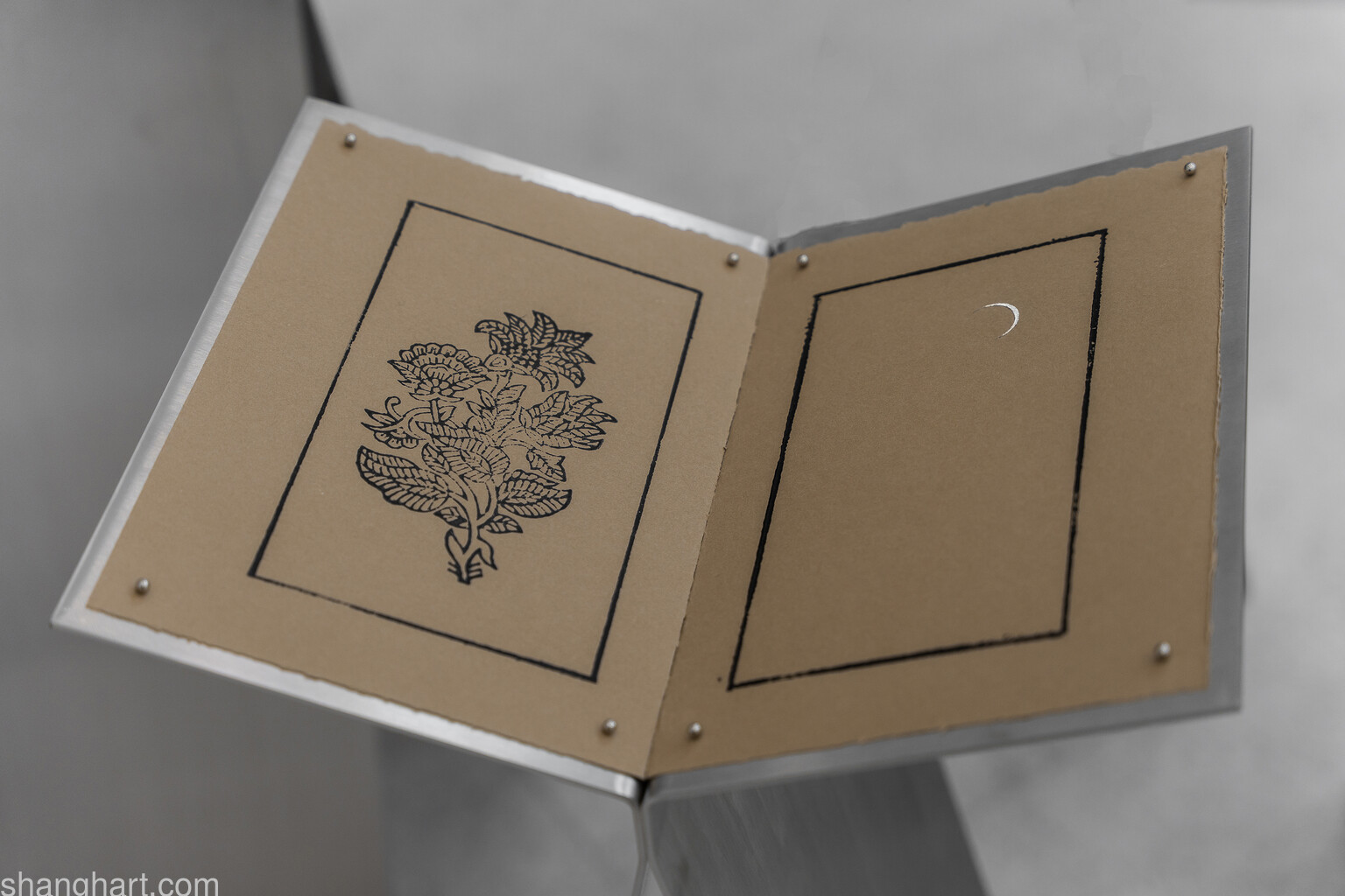 Han Mengyun, Untittled (Left) , 2023, Acrylic on paper, 19x28.5cm; Her III (Right), 2023 Ink and silver leaf on paper 19x28.5cm