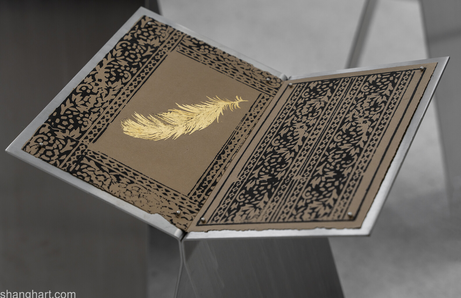 Han Mengyun, Finding Simorgh (Left) 2021 Ink and gold leaf on paper 19x28.5cm; Companion (Right) 2023 Ink on paper 19x28.5cm