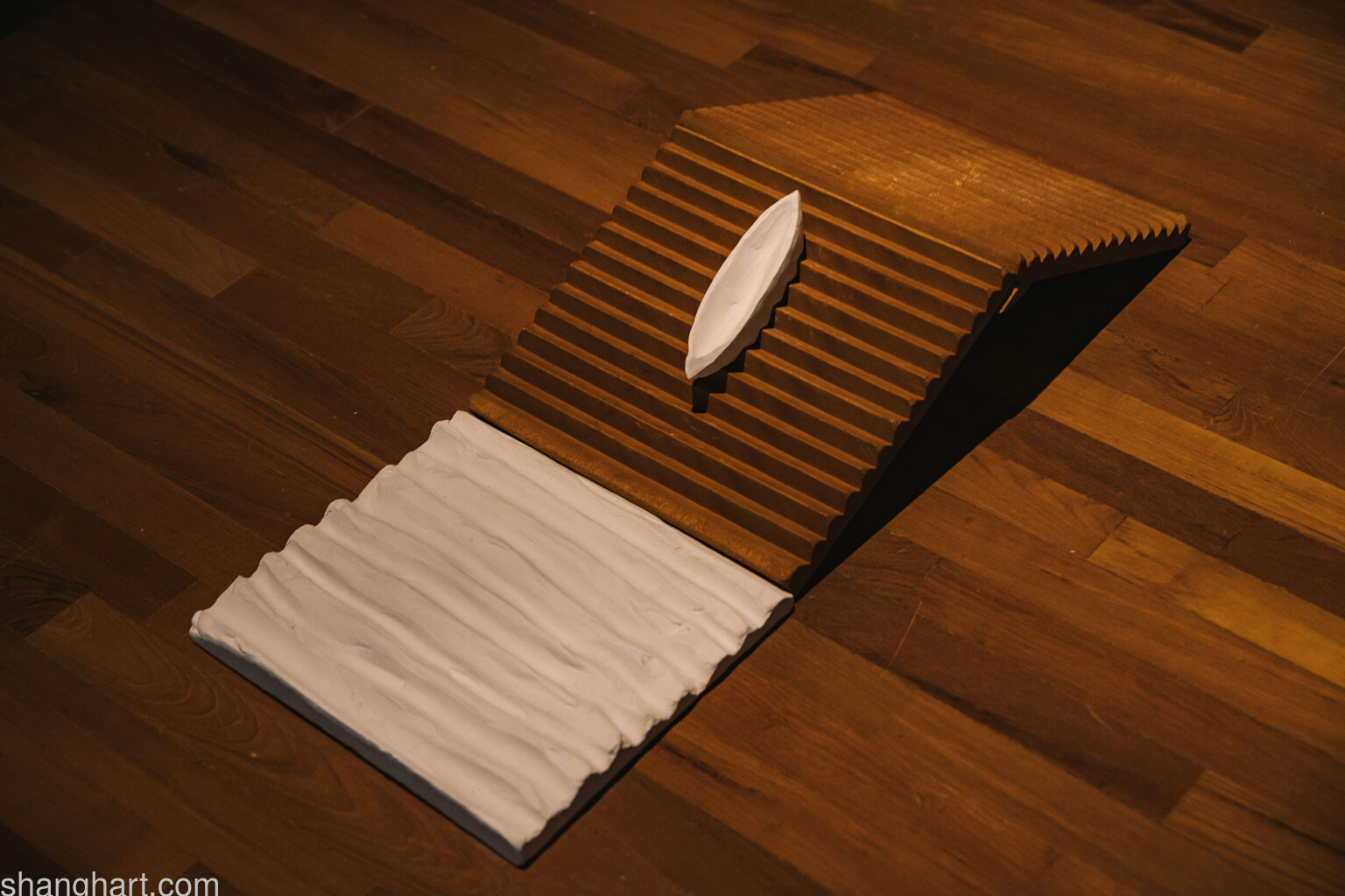 Tang Da Wu, Monument for Seub Nakhasathien, 1991, wood and plaster, dimensions variable. Image courtesy of Singapore Art Museum.