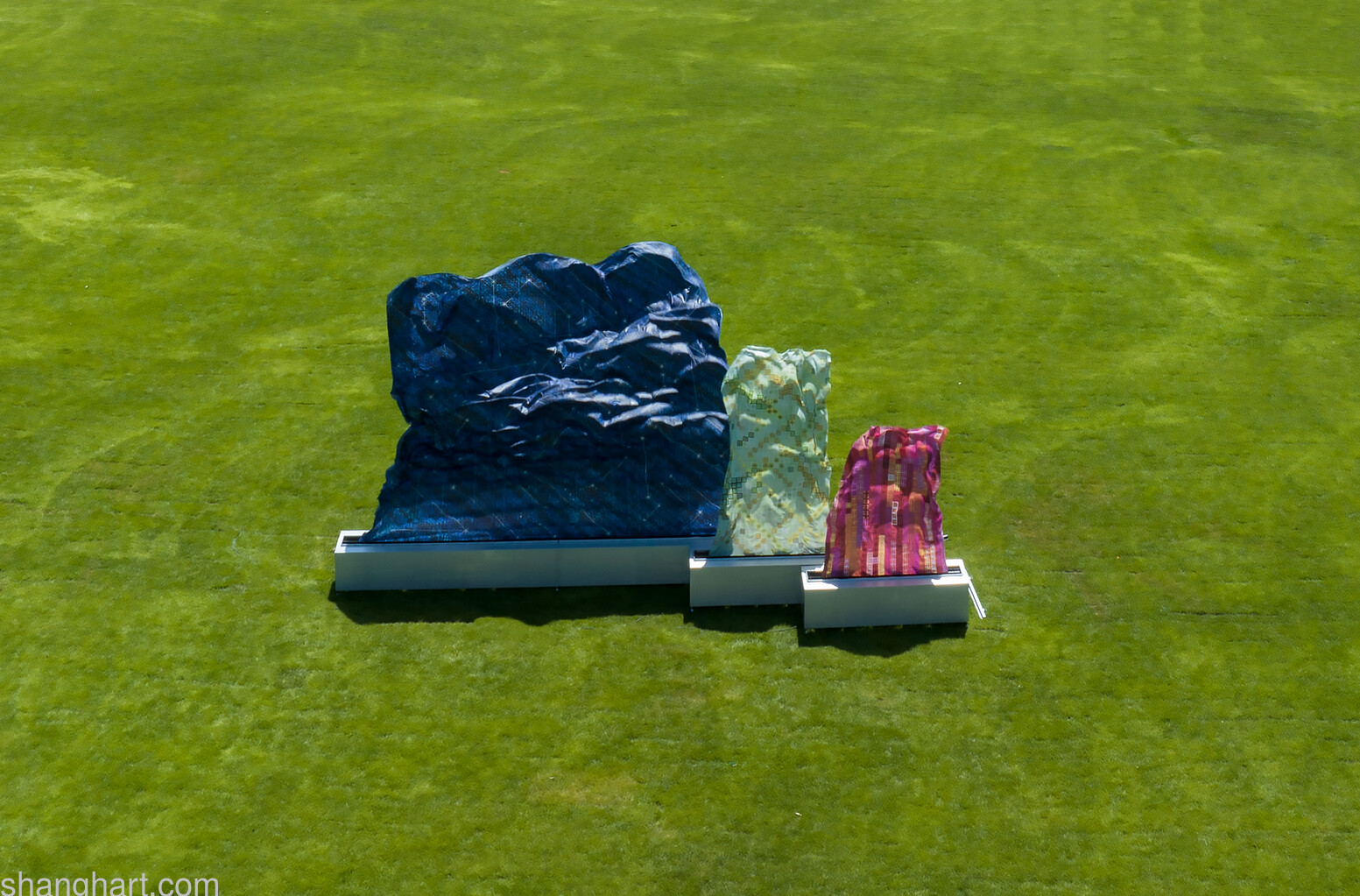 Ding Yi, Three Flags, 2023, Installation, 450x450cm, 250x150cm, 180x160cm