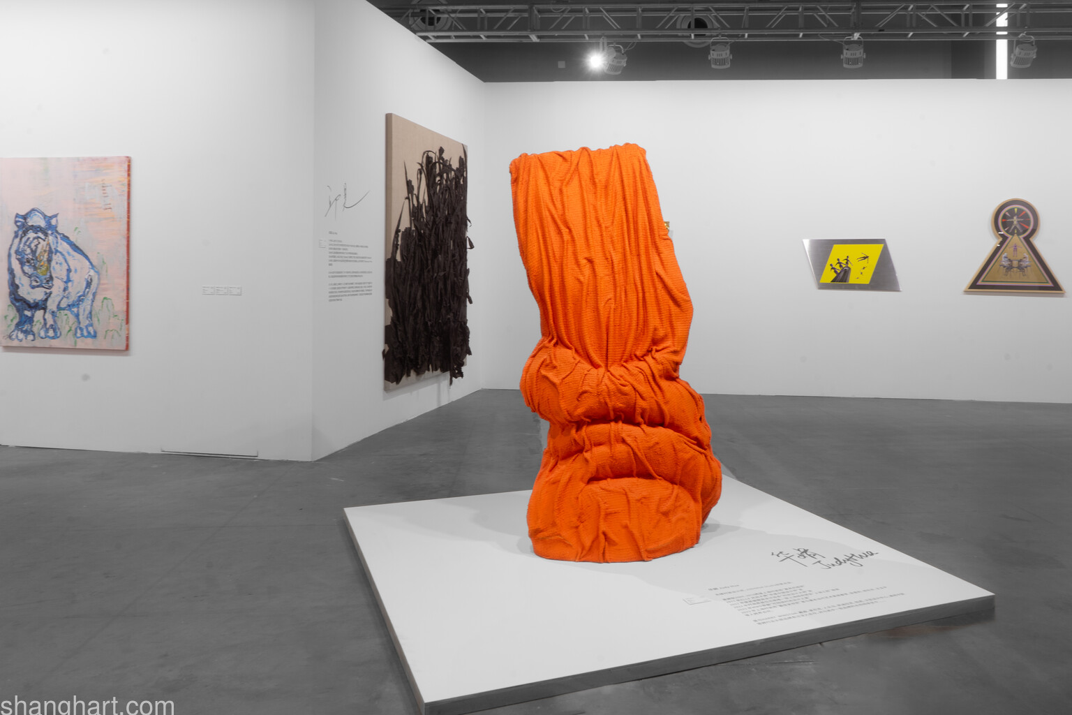 Left: Jiang Youbo; Centel: Qiu Hao; On the Floor: Judy Hua;  Right: Tan Zhuo