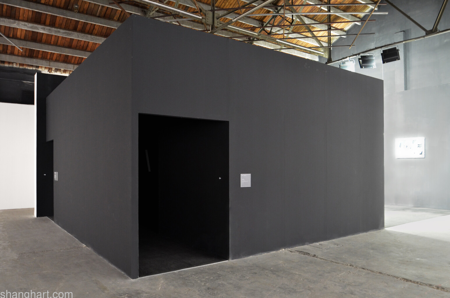 External view of Geng Jianyi's work