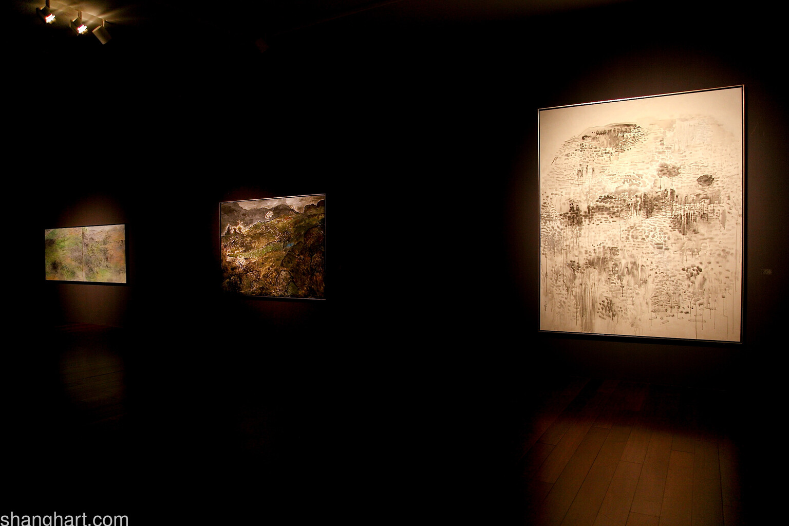 左：《沂蒙山》 布上丙烯 （2009）； 中：《沂蒙山4》 布上丙烯 （2002）； 右：《2013.3》 布上丙烯 （2013）