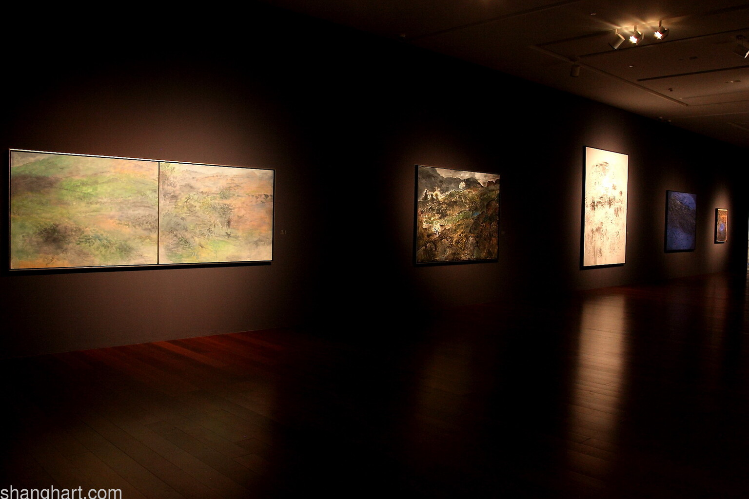 左1：《沂蒙山》  布上丙烯 （2009）； 左2：《沂蒙山4》 布上丙烯 （2002）