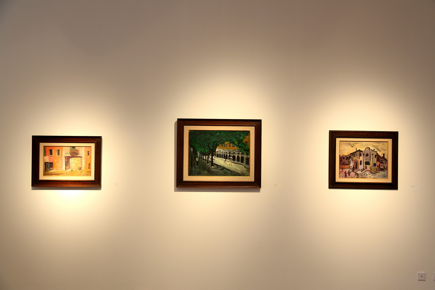 左: 《延庆路》 纸上油画 （1980）； 中：《无题》 （1984）； 右：《弄堂》 纸上油画 （1984）