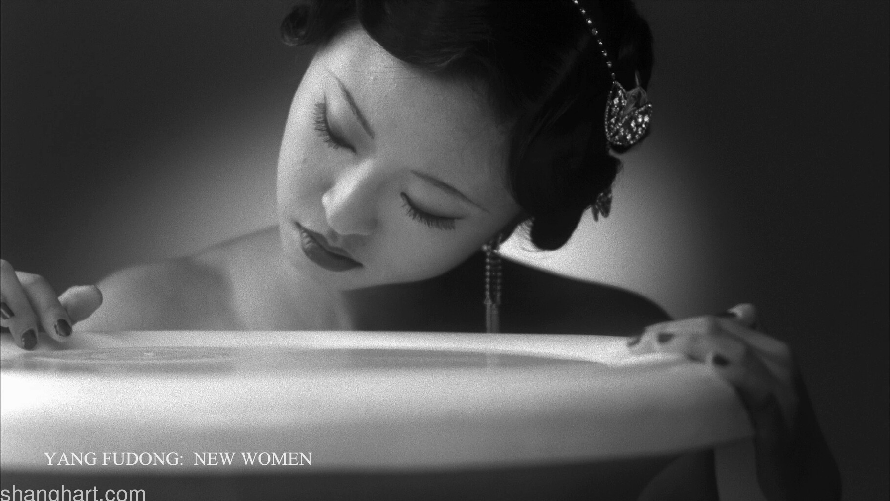 Yang Fudong, New Woman, 5-channel video installation, still image